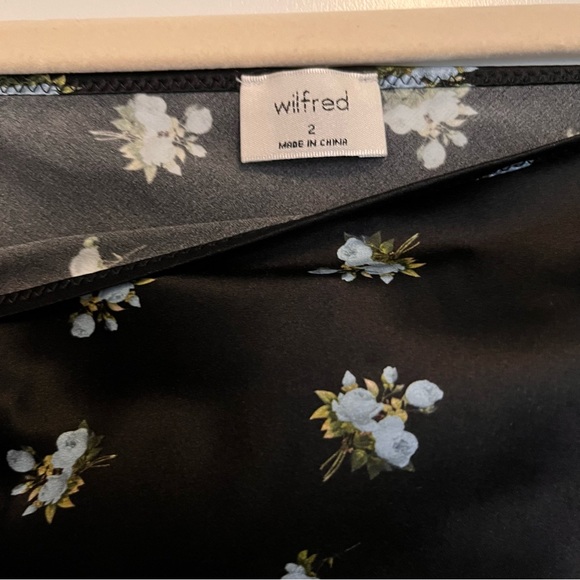Aritzia Wilfred
Ambience Silk Skirt
Size 2 - Picture 5 of 9